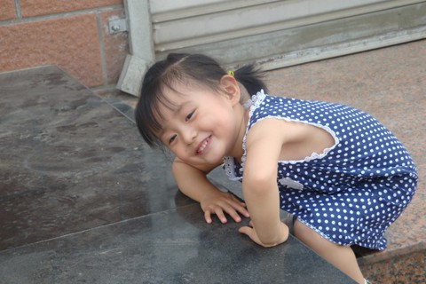 两岁半宝宝，波点连衣裙