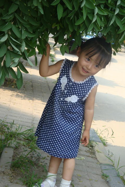 两岁半宝宝，波点连衣裙