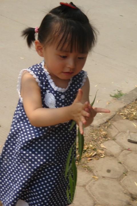 两岁半宝宝，波点连衣裙