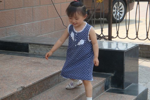 两岁半宝宝，波点连衣裙