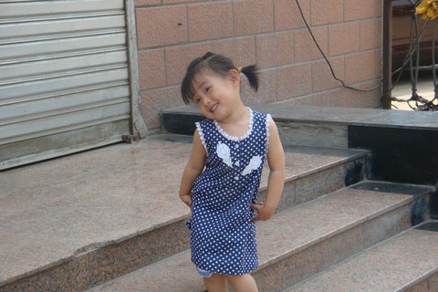 两岁半宝宝，波点连衣裙