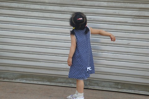 两岁半宝宝，波点连衣裙