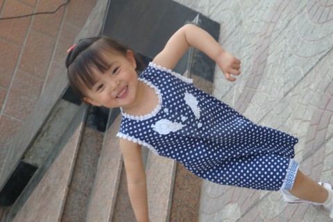两岁半宝宝，波点连衣裙