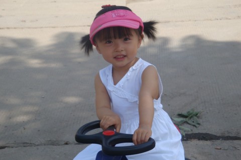 白色连衣裙---两岁半宝贝