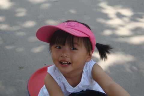 白色连衣裙---两岁半宝贝