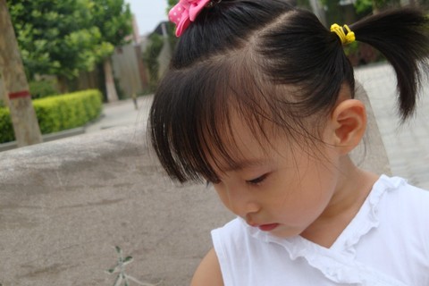 白色连衣裙---两岁半宝贝