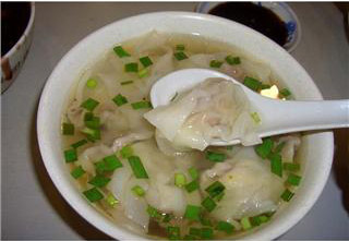 宝宝煮了馄饨(馄饨是事先包好放在冰箱里的,随吃随拿)煮了六个,馄饨皮