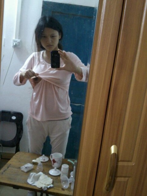 这款衣服搭上前开口哺乳内衣很实用,由于我在坐月子,懒得穿内衣了.