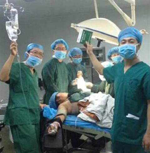 【元芳,你肿么看?】医生手术台前自拍,有图未必纯真相