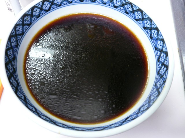 拿出一个小碗,把准备的酱料按比例的加入到碗里,搅拌均匀.