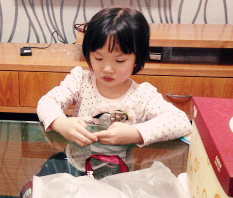 主题:补记邻家女孩张静薇5周岁生日精彩片段