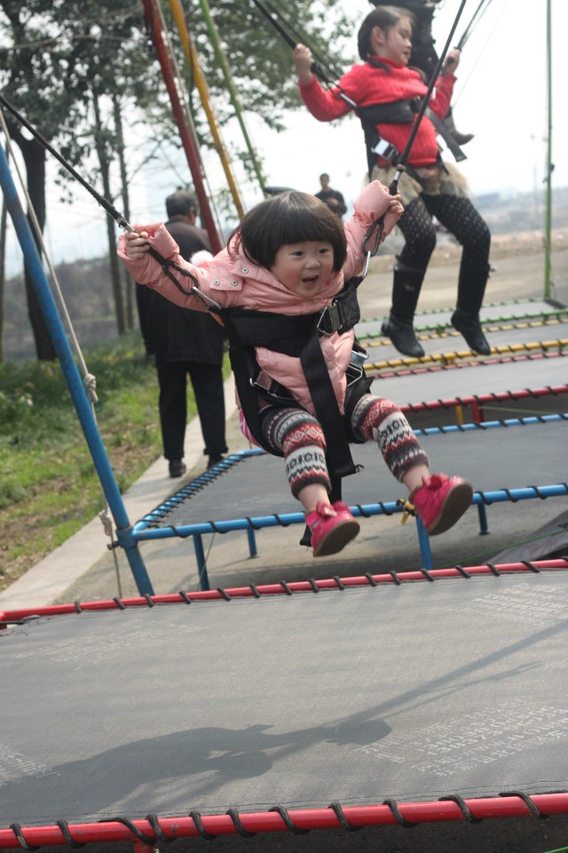 三垟公园玩大蹦蹦床