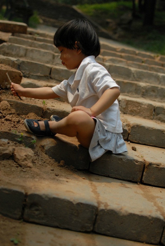 挖的起劲儿的格格,小裙子上尤其是尿湿的地方全是土.