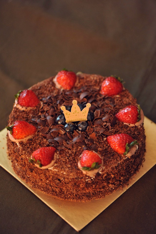 萦绕圣诞气息的黑森林草莓蛋糕