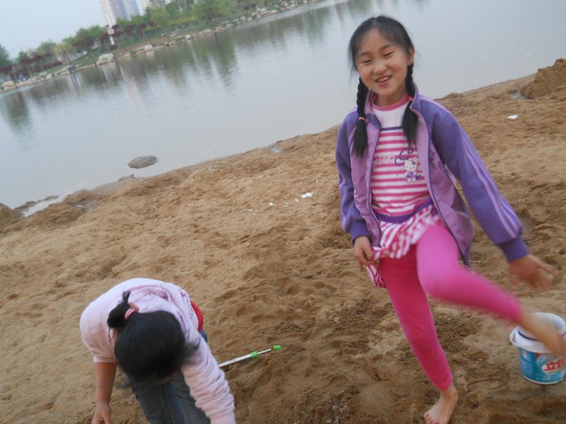 悦悦的脚丫子里钻进去了好多的沙子