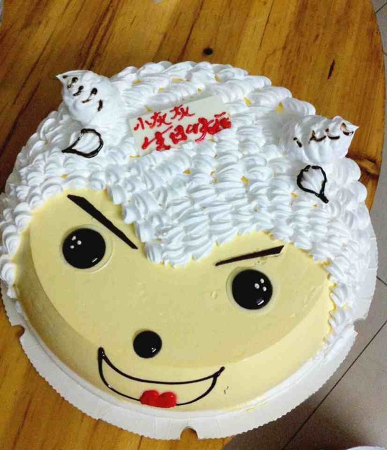 这是我老公的生日蛋糕  上边写的小灰灰却是我们平时叫肚子里bb的名
