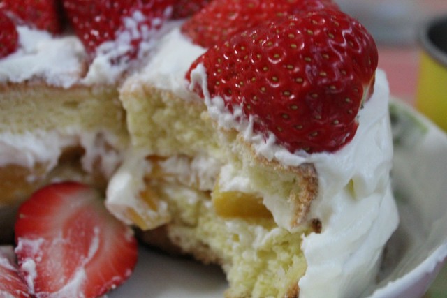 今天做的是草莓黄桃奶油蛋糕!