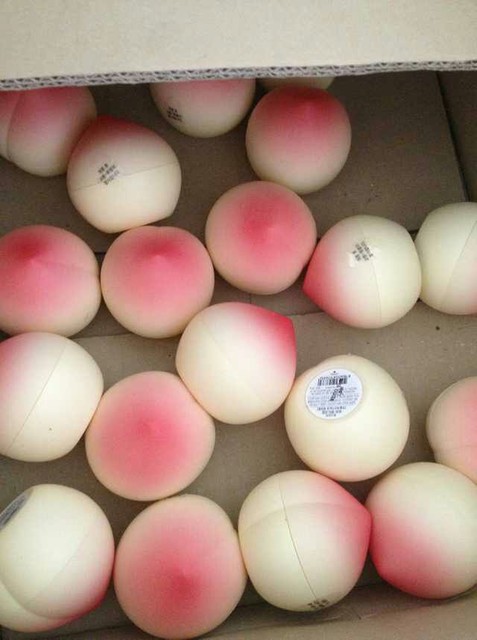 魔法森林桃子护手霜,吸收快还不油腻,逼真的水蜜桃清香,闻着就想吃呢