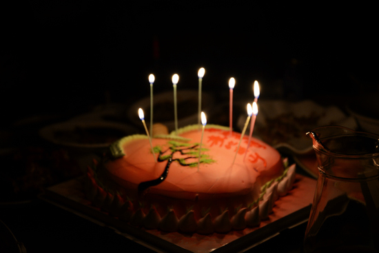 点上生日蜡烛,两个孩子都唱了英文生日歌给太爷爷太姥爷