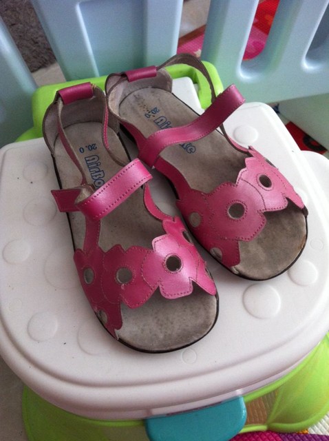 依柏可粉色全牛皮凉鞋!内长20厘米!皮子没有问题!鞋底脏了!