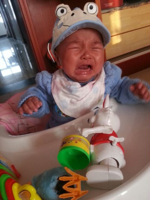 发张宝宝哭的照片