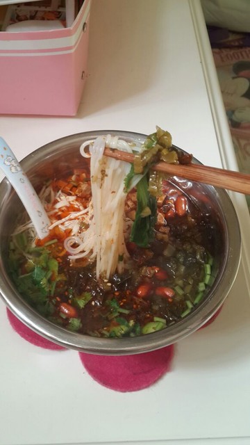 自己做的酸菜鸡丝米线