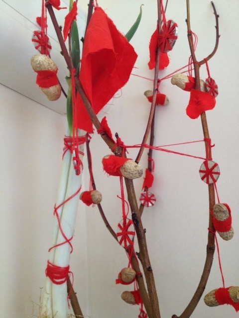 桃树枝几根拴红绳图片图片