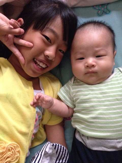 大小宝,有女有子凑成好字,宝妈们一起来晒晒大小宝的合照吧!