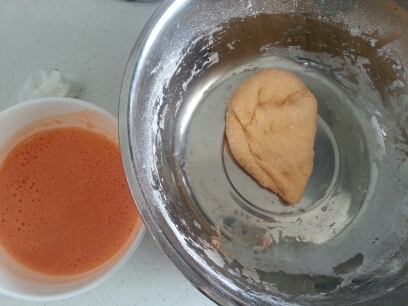 用胡萝卜汁和面!