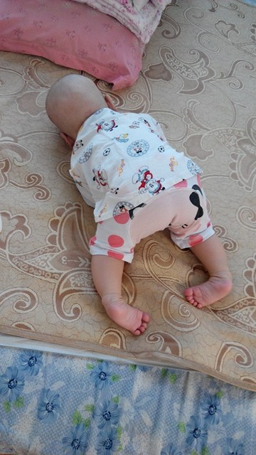 上厕所之前是正常姿式仰着睡,上趟厕所_宝宝树