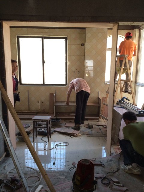 木匠师傅在包厨房的门框,然后开始打酒柜.