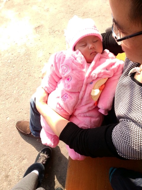 宝妈们～都来发发宝宝睡着安静的样子跟醒来调皮的样子!