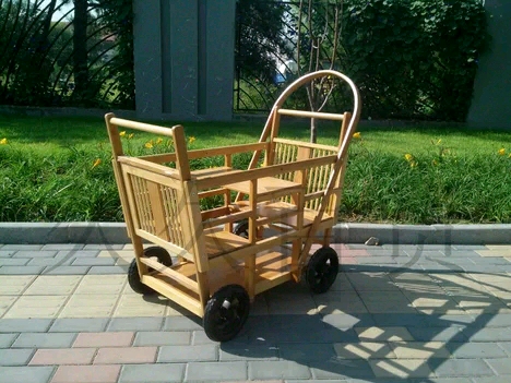 八 年代的竹制婴儿车