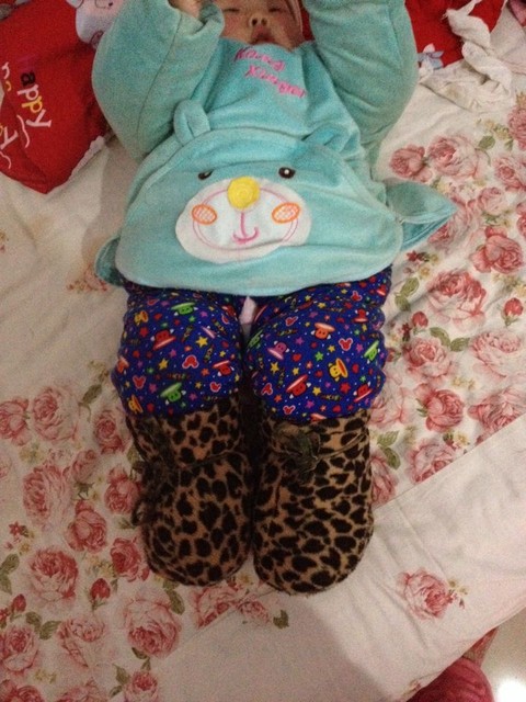 急～宝宝一躺床上就蜷着腿,手抱着头不停的使劲,一会就一头汗