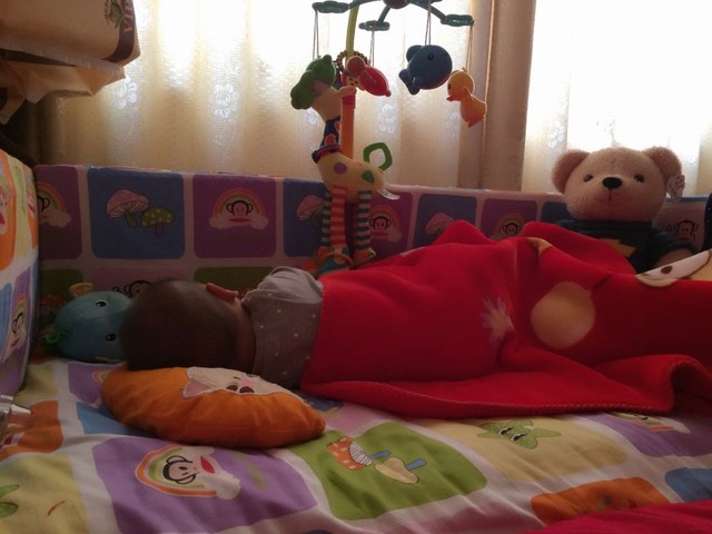 宝宝侧睡了一晚_宝宝树