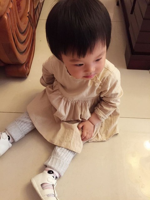 我们家小小邓紫棋_萱萱出生的时候脸方方,眼睛肿,鼻子塌,脸上_宝宝树