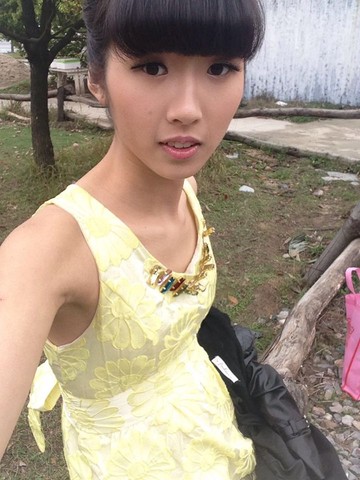 姐妹们,来一场平胸大赛吧!