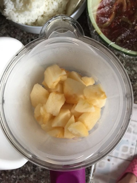苹果泥;首先苹果去皮,切块,放进辅食机蒸熟