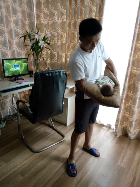 老公说抱宝宝就如抱着一团火,所以每次在家抱小孩都