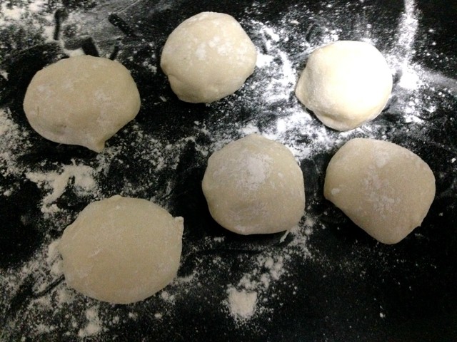 5,分成六个小面团,每个面团约50g