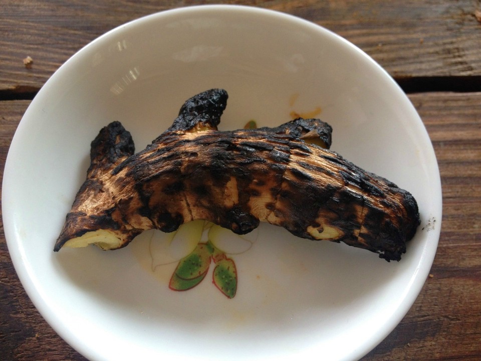 2.姜用火烤一下(这一步很重要,煲鱼汤最好用熟姜)