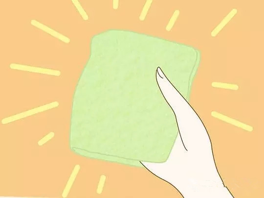 再用婴儿湿巾纸或湿毛巾把宝宝屁股擦乾净.