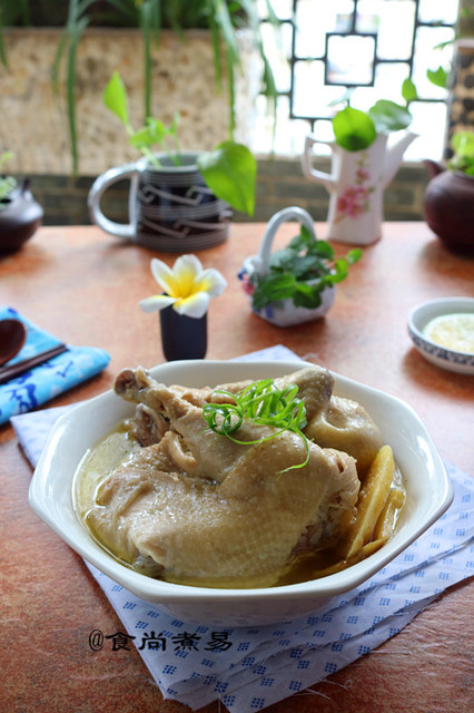 食材;走地鸡600克    生姜1块    青柠檬1/2个      小葱2根   红葱头