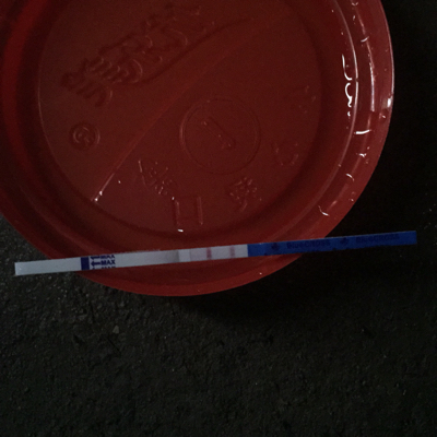 尿检显示怀孕而且颜色挺深的,为什麼b超看不到