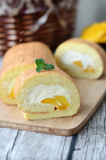 芒果切块. 6将冷却的蛋糕抹淡奶油,放芒果块.