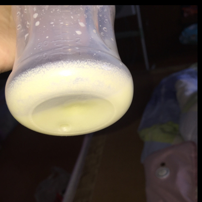 附图,刚挤出来是白色的,静置两个小时后这样了,奶瓶壁有沉淀附着.