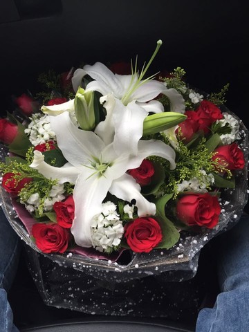 这是我收的第一束花,女人说是不爱花,怕花钱心疼之类的,但要是突然有